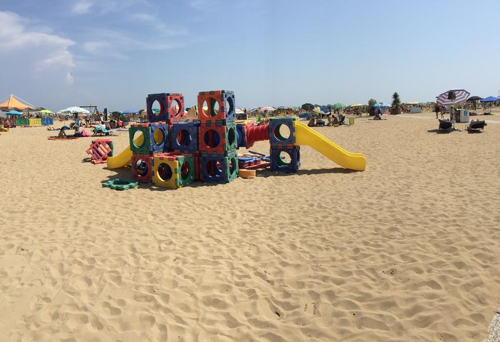 Hotel Montreal Bibione Bagian luar foto