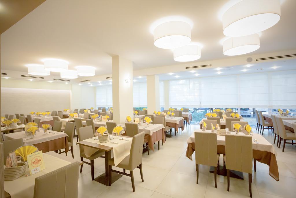 Hotel Montreal Bibione Bagian luar foto