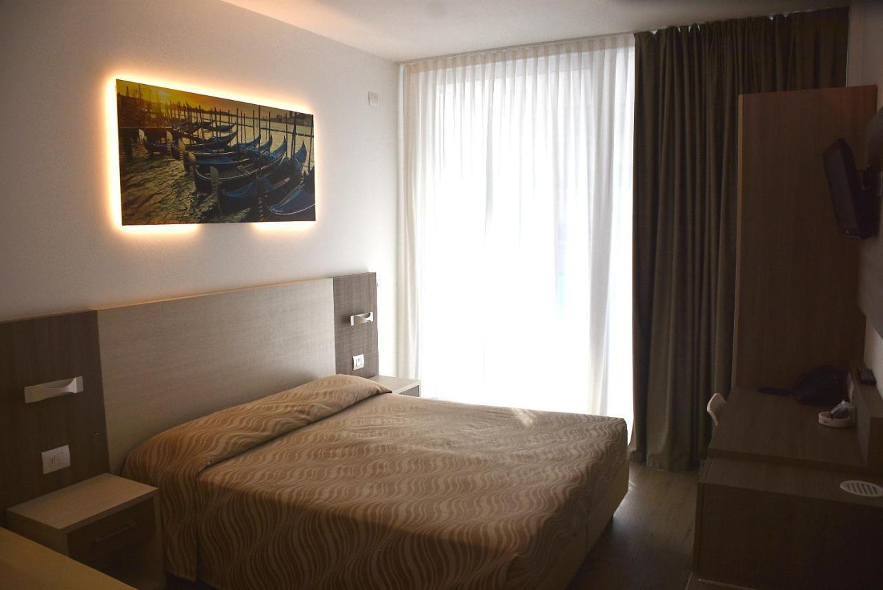 Hotel Montreal Bibione Bagian luar foto